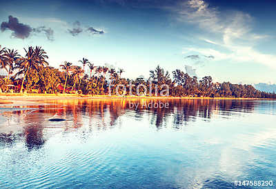 Beautiful bright sunset on a tropical paradise beach (keretezett kép) - vászonkép, falikép otthonra és irodába