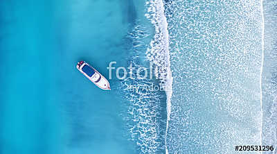 Wave and boat on the beach as a background. Beautiful natural background at the summer time from air (keretezett kép) - vászonkép, falikép otthonra és irodába