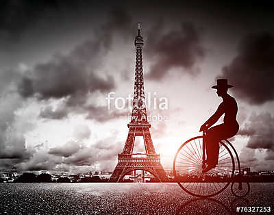 Ember a retro kerékpár mellett Effel Tower, Párizs, Franciaorszá (poszter) - vászonkép, falikép otthonra és irodába