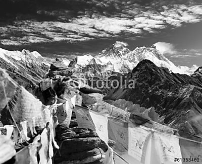 az örökkévalóság a gokyo ri-tól az ima zászlókkal (bögre) - vászonkép, falikép otthonra és irodába