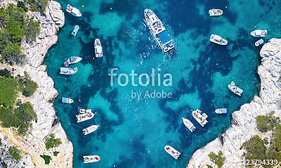 Yachts at the sea in France. Aerial view of luxury floating boat on transparent turquoise water at sunny day. Summer seascape fr (keretezett kép) - vászonkép, falikép otthonra és irodába