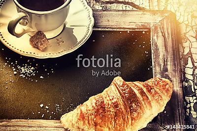 Reggeli beállítás kávéscsészével és croissant-nal. Menü koncepci (többrészes kép) - vászonkép, falikép otthonra és irodába
