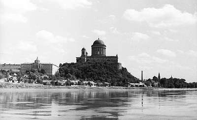 Esztergom a Bazilika a Duna felől nézve (1954) (többrészes kép) - vászonkép, falikép otthonra és irodába