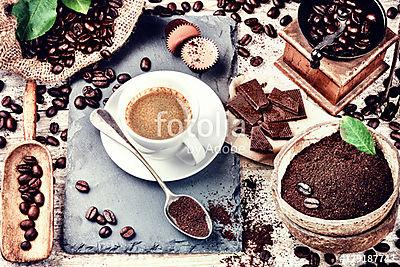 Kóstoljon forró fekete kávét a pörkölt kávébabban (fotótapéta) - vászonkép, falikép otthonra és irodába