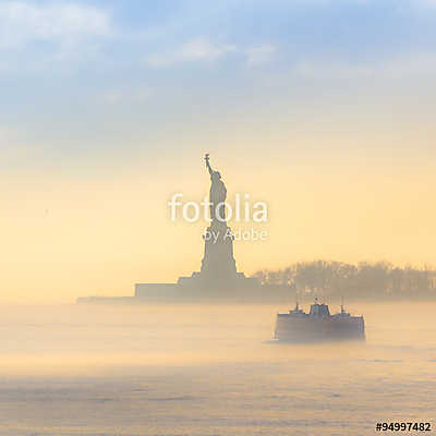 Staten Island Ferry cirkál a Szabadság-szobor mellett. (poszter) - vászonkép, falikép otthonra és irodába