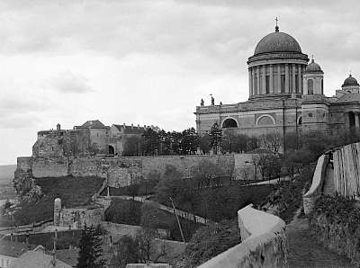 Esztergom a Várhegy látképe a Szent Tamás-hegyről (1932) (keretezett kép) - vászonkép, falikép otthonra és irodába