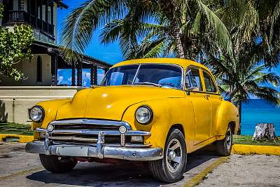 HDR - sárga amerikai vintage autó parkolt pálmafák a tengerparto (többrészes kép) - vászonkép, falikép otthonra és irodába