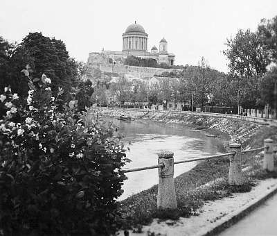 Esztergom Kis-Duna, háttérben a Bazilika (1938) (poszter) - vászonkép, falikép otthonra és irodába