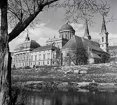 Esztergom Bazilika, Prímási palota és a Loyolai Szent Ignác templom(1955) (fotótapéta) - vászonkép, falikép otthonra és irodába