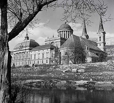 Esztergom Bazilika, Prímási palota és a Loyolai Szent Ignác templom(1955) (többrészes kép) - vászonkép, falikép otthonra és irodába