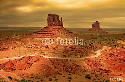 Napnyugtak naplementekor a naplementében, Monument Valley (többrészes kép) - vászonkép, falikép otthonra és irodába