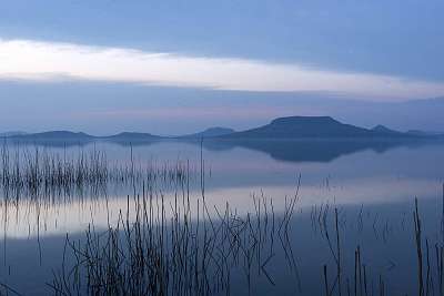 Kék Balaton, badacsonnyal a háttérben (bögre) - vászonkép, falikép otthonra és irodába