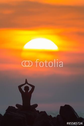 Yoga. A sziluettje a férfi meditál a sziklákon a szabadban., Premium Kollekció