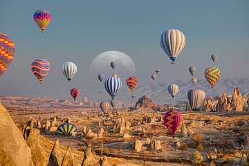 Hőlégballonok a felkelő Holddal, Cappadocia, 