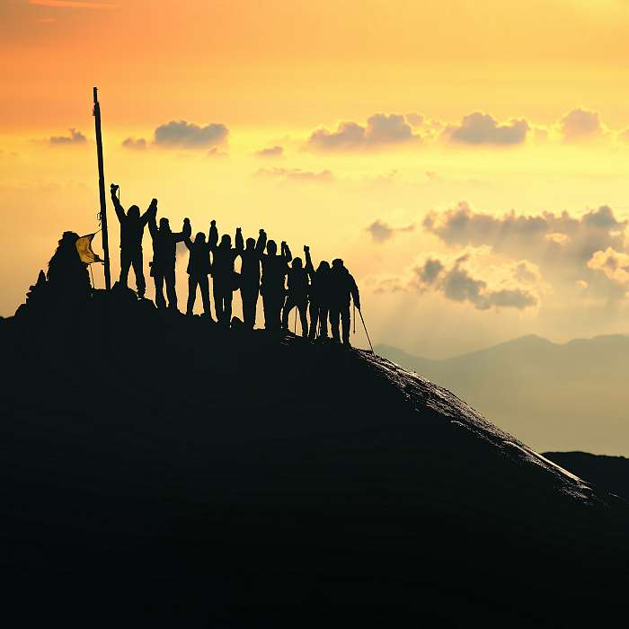 csapatmunka. Egy embercsoport áll a hegy tetején, Premium Kollekció
