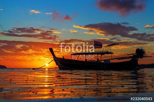 Rawai beach with andaman long tailed boat southern of thailand on clear sea water with sun shine in phuket, Premium Kollekció