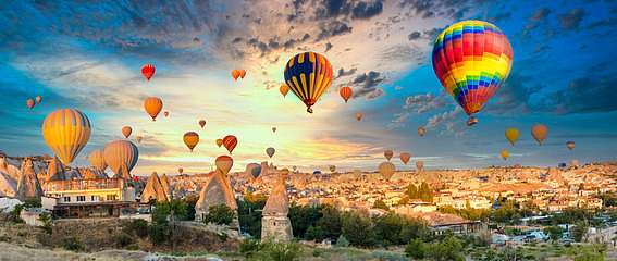 Hőlégballonok csodás fényekben, Cappadocia, 