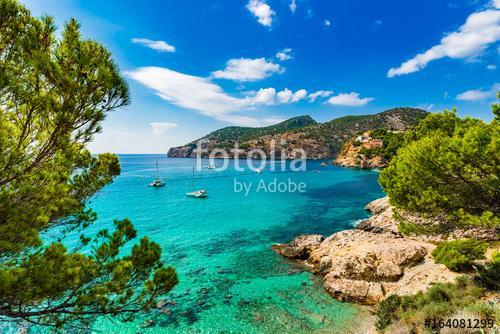 Idyllic sea view scenery of bay with boats on Majorca Island, Premium Kollekció