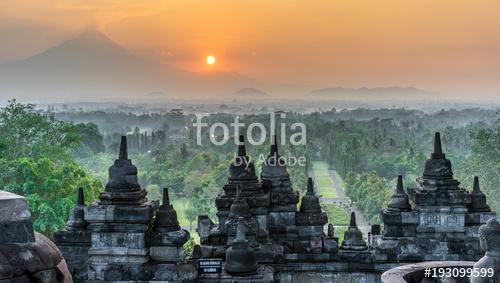 Sunrise panorama of Mount Merapi, Borobudur valey covered with m, Premium Kollekció