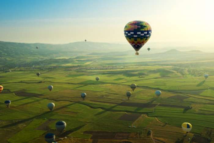 Cappadocia, Hőlégballonok a zöld mező felett, 