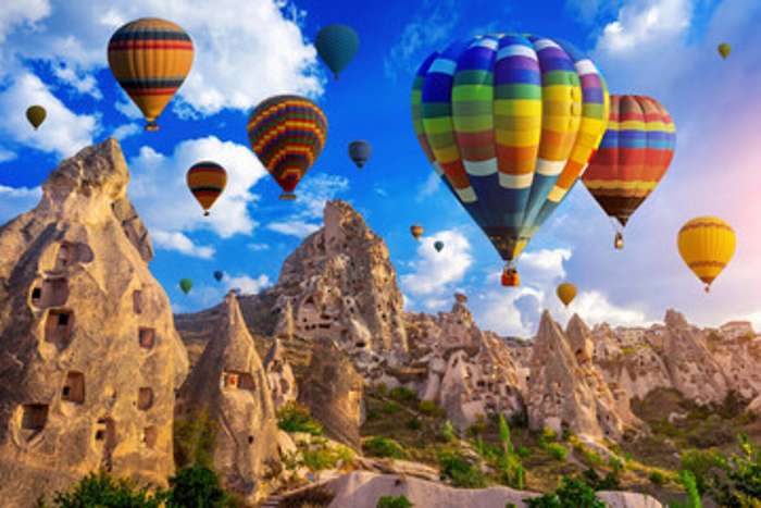 Színes hőlégballonok Cappadocia felett, 