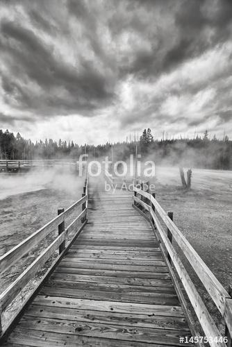 Fekete-fehér kép egy fából készült hídról párás terepen i, Premium Kollekció