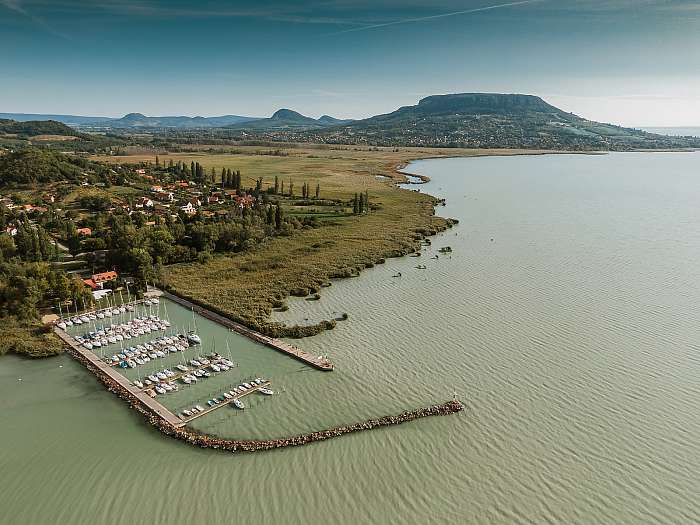 Szigligeti kikötő, háttérben a Badacsonnyal,  Szigligeti kikötő, háttérben a Badacsonnyal,