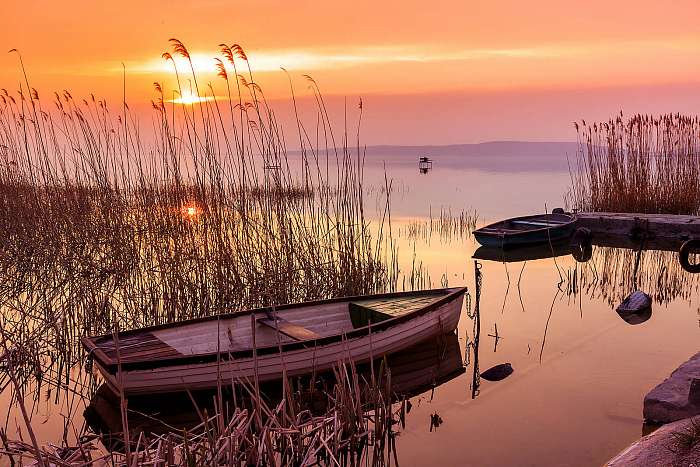 Csónak a nádasban a Balatonon, naplementében, 