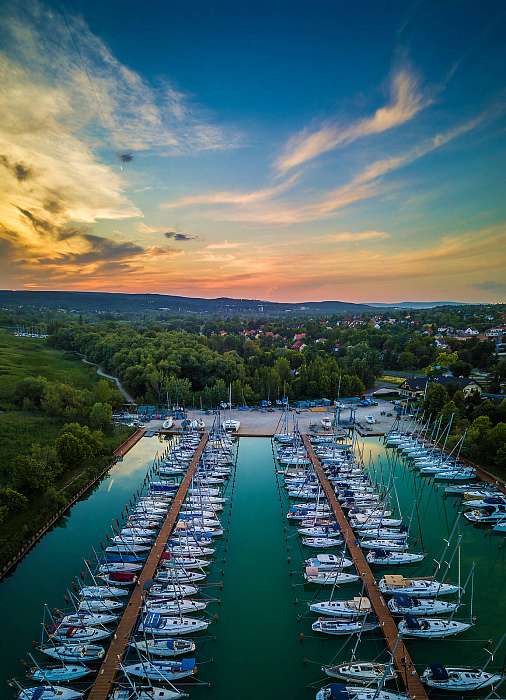 Balatonfűzfői yacht kikötő, naplementében, 