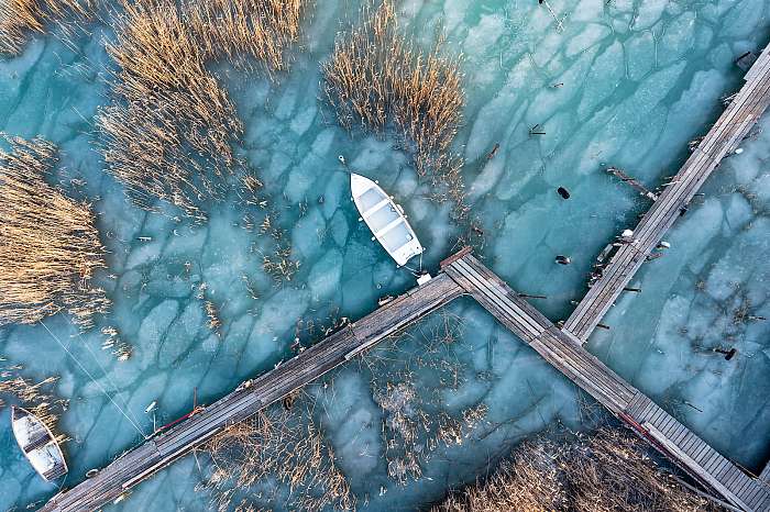 Befagyott Balaton csónakkal és nádassal, 