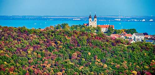 Őszi kép a Tihanyi apátságról, háttérben a Balatonnal, 