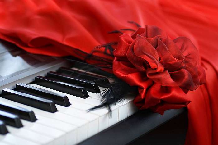 Piano keys közelkép gyönyörű női piros koncert ruha af, Premium Kollekció