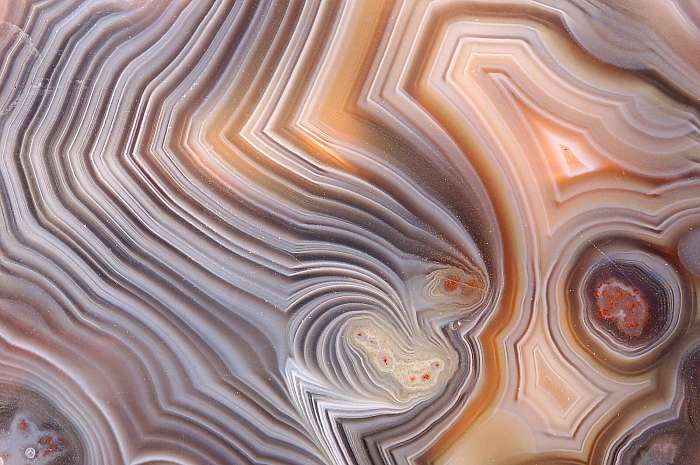 A polished banded Agate crystal specimen, Premium Kollekció