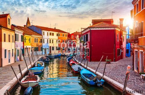 Burano sziget Velencében Olaszország festői naplemente csatorna , Premium Kollekció