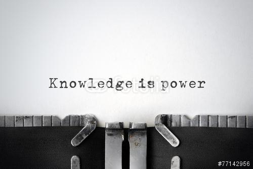 Knowledge. Inspiráló idézet egy régi írógépen., Premium Kollekció