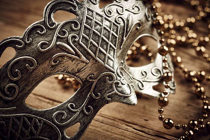 Velencei maszk fa asztalon gyöngysorral, Partner Kollekció Velencei maszk fa asztalon gyöngysorral, Partner Kollekció