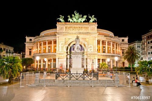 Politeama színház éjszaka Palermo, Szicília. Olaszország., Premium Kollekció