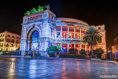 Éjszakai kilátás a Politeama Garibaldi színházra Palermo, Szicíl, Premium Kollekció
