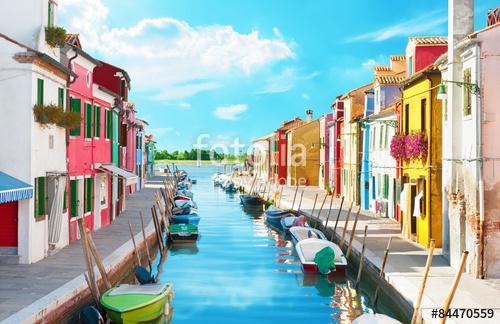 Narrow canal és színes házak Burano, Olaszország., Premium Kollekció