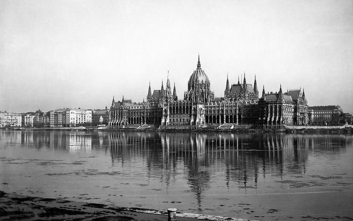 Parlament a budai alsó rakpartról nézve (1942), 