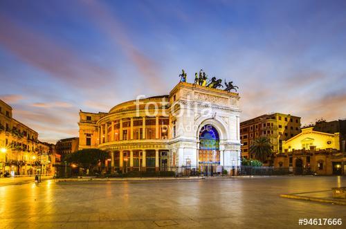 Palermo város Szicíliában, Olaszország. Politeama Színház, Premium Kollekció