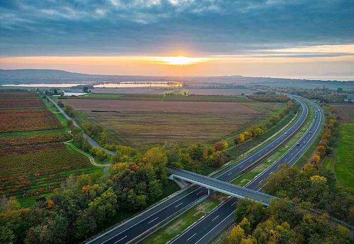 Út az őszi naplementébe (Balatonszemes), 