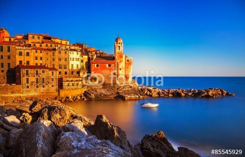 Tellaro sziklák, templom és falu naplementekor. Cinque terre, Li, Premium Kollekció