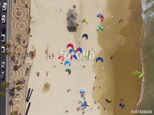 Sárkány szörfözés a strandon (légi felvétel), Premium Kollekció