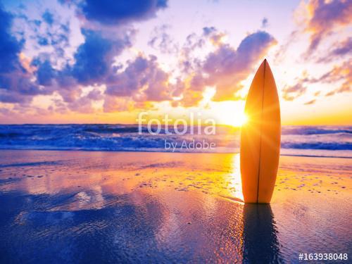 Surfboard on the beach at sunset, Premium Kollekció