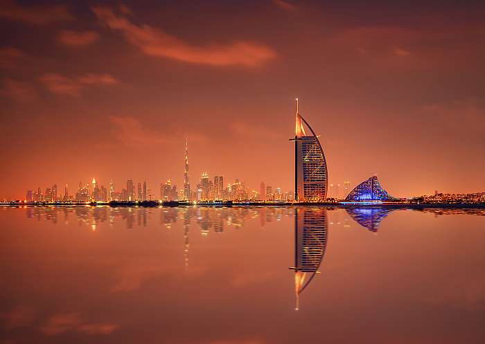 Csodálatos éjszakai égbolt Dubai-ban, az Egyesült Arab Emirátusokban, 