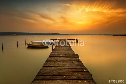 Napnyugta kilátás hajók a tó partján közelében Varna, Bulgária, Premium Kollekció