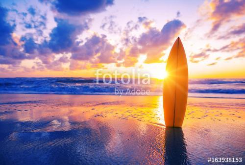 Surfboard on the beach at sunset, Premium Kollekció