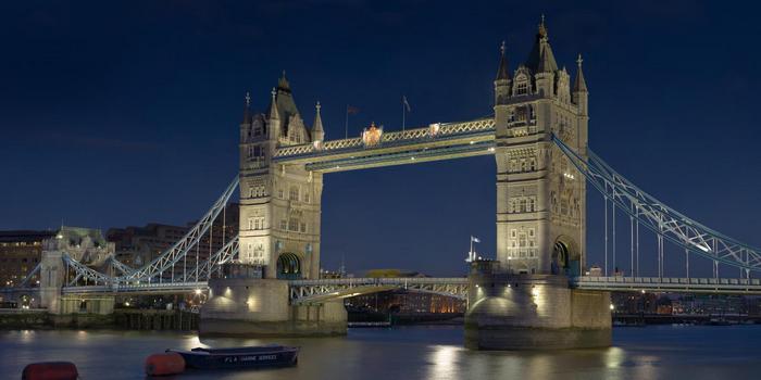 A Tower Bridge díszkivilágításban, 