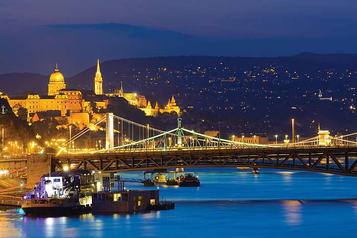 Bridges és Castle Hill éjszakai kilátás Budapesten, Premium Kollekció